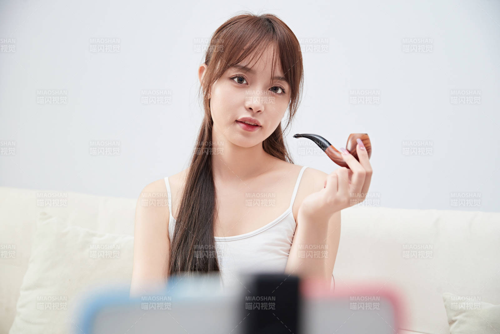 正在進行網(wǎng)絡(luò)直播帶貨的美女主播