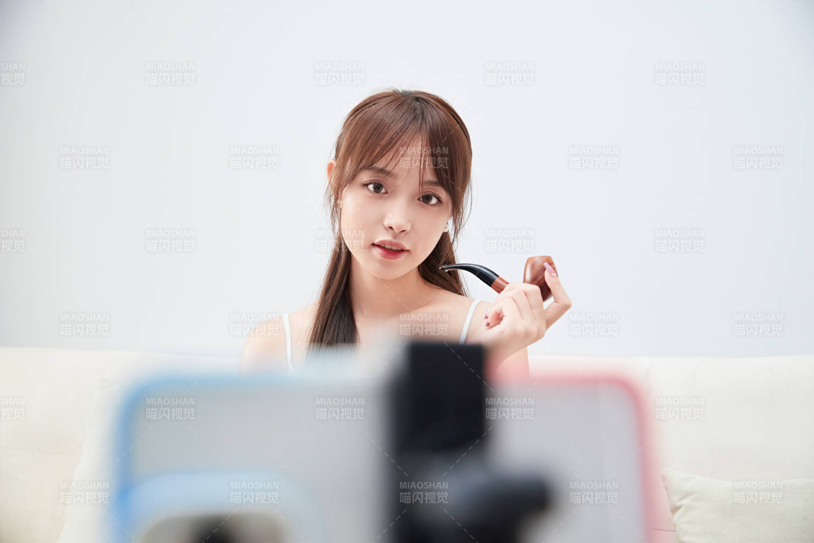 正在進行網絡直播帶貨的美女主播