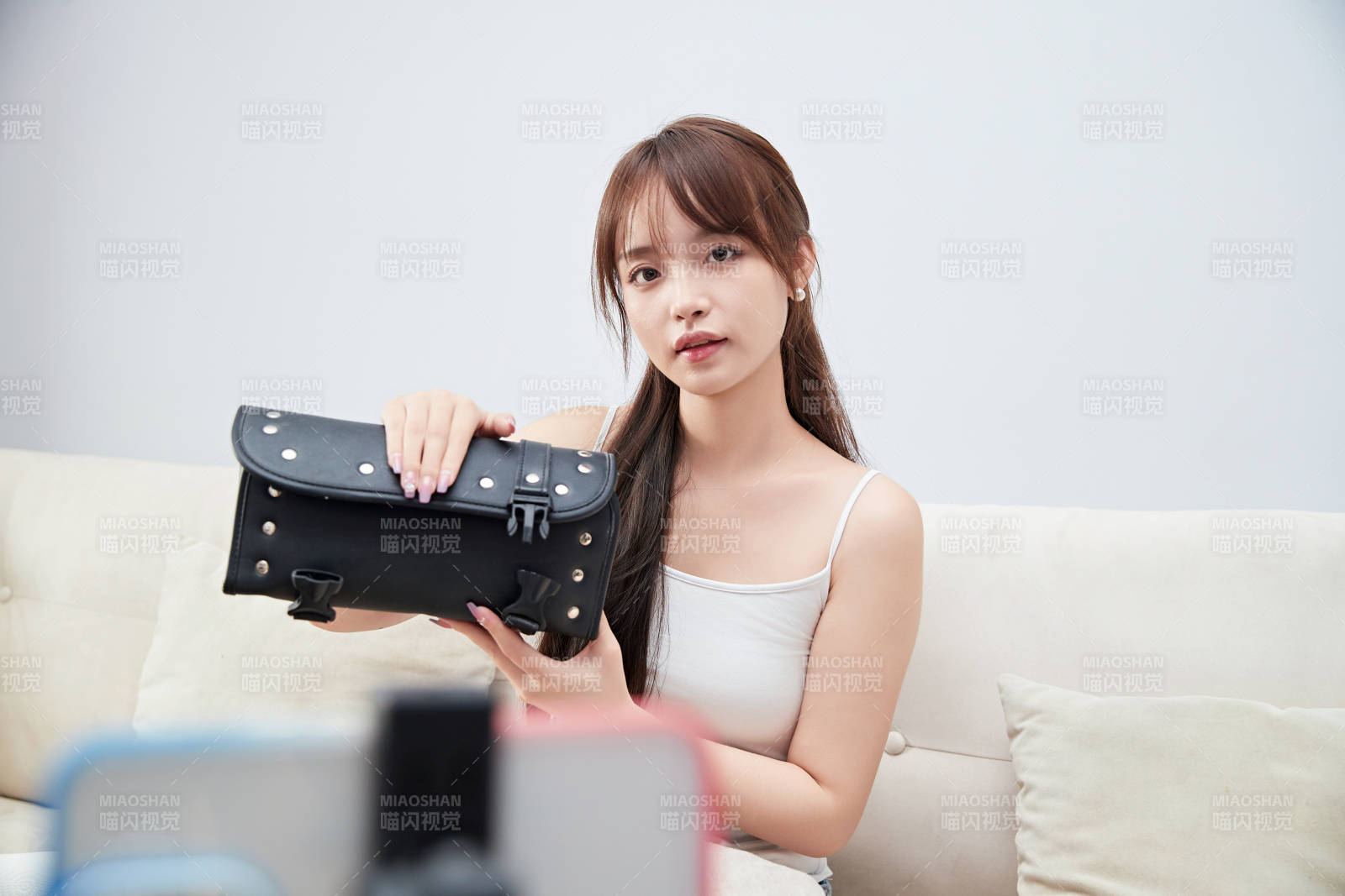 正在進(jìn)行網(wǎng)絡(luò)直播帶貨的美女主播