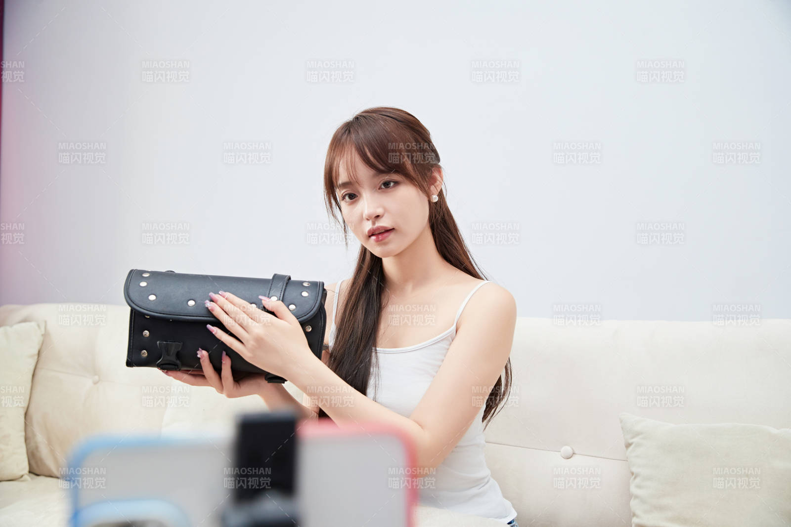 正在進(jìn)行網(wǎng)絡(luò)直播帶貨的美女主播