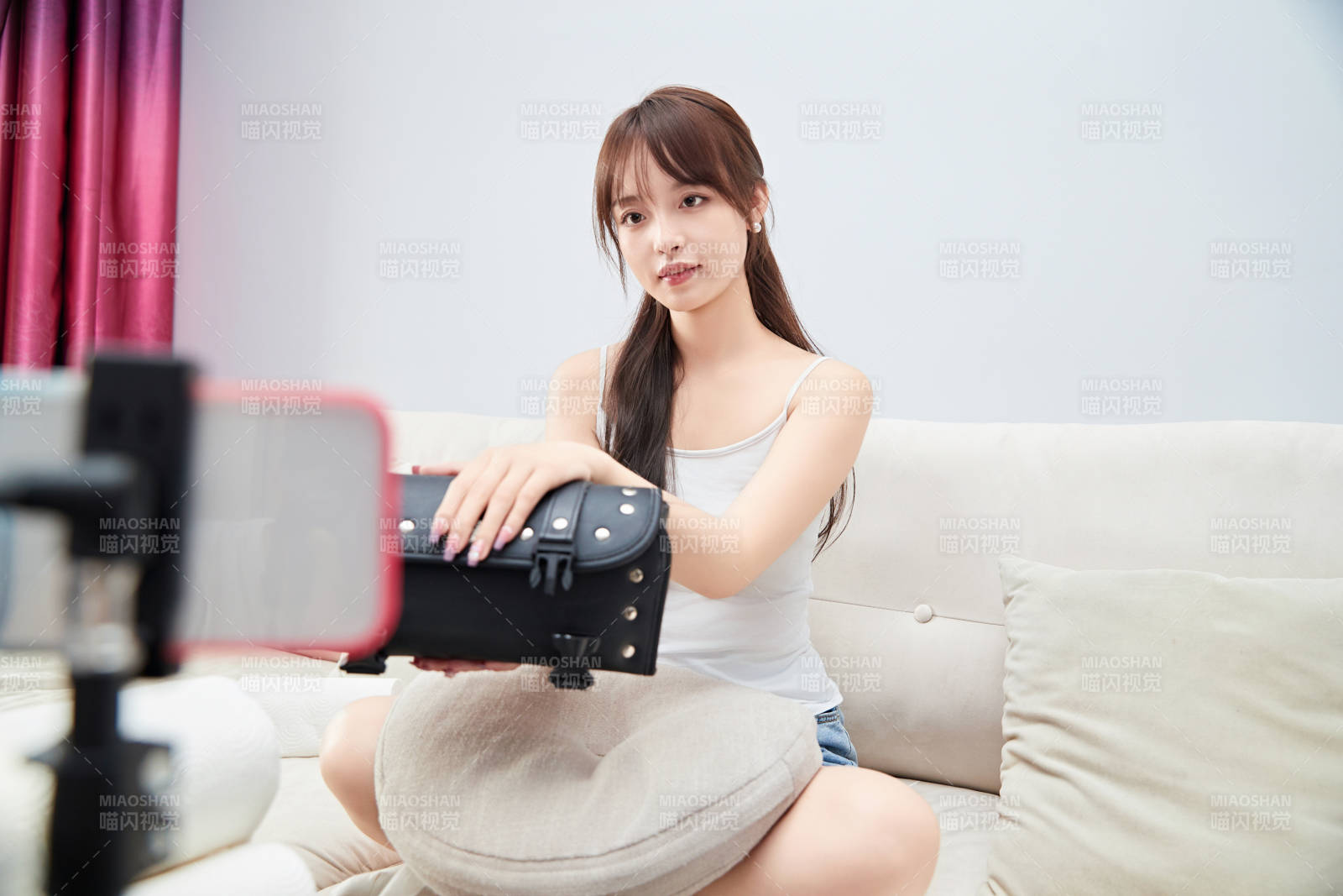 正在進行網絡直播帶貨的美女主播