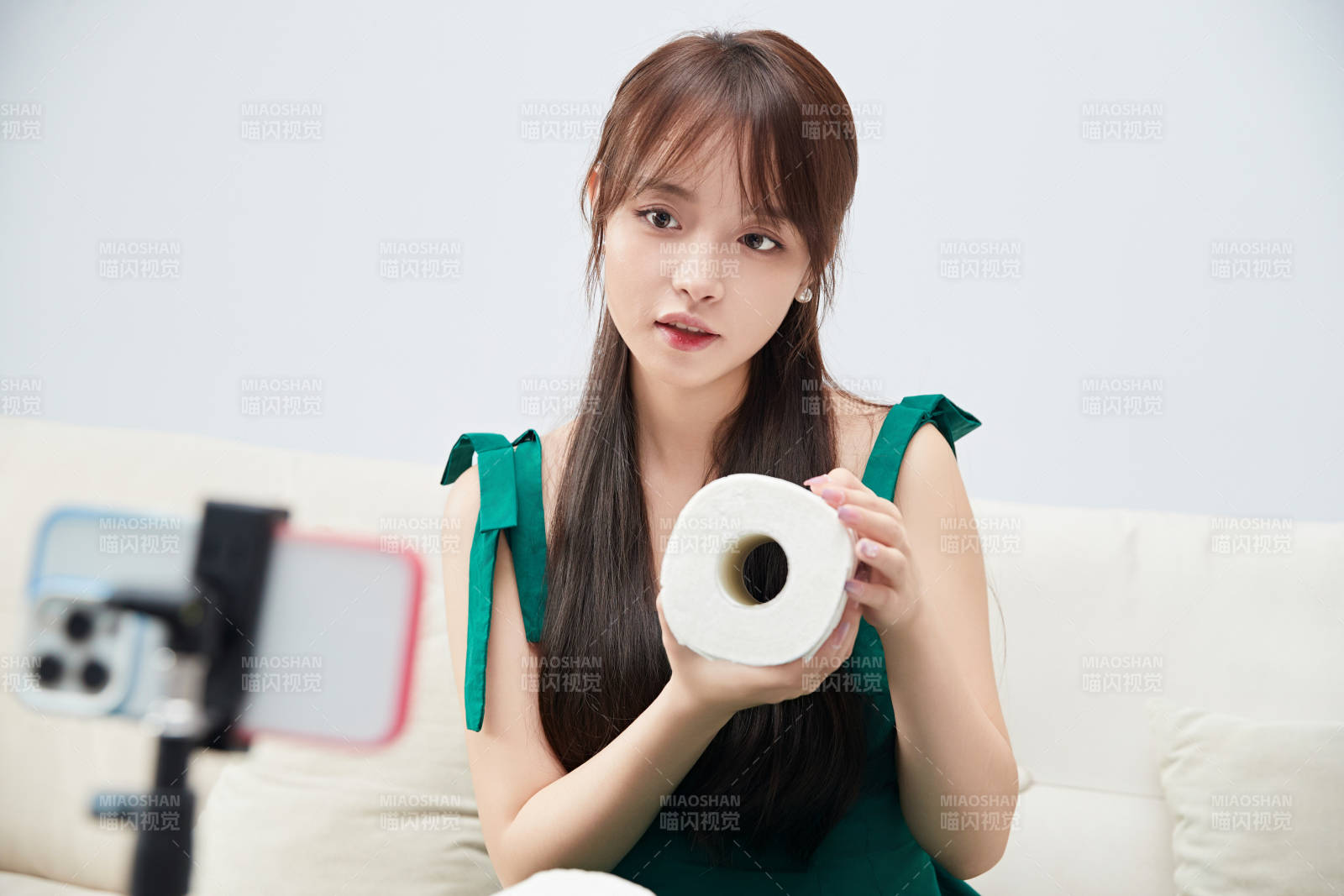 正在進行網(wǎng)絡(luò)直播帶貨的美女主播