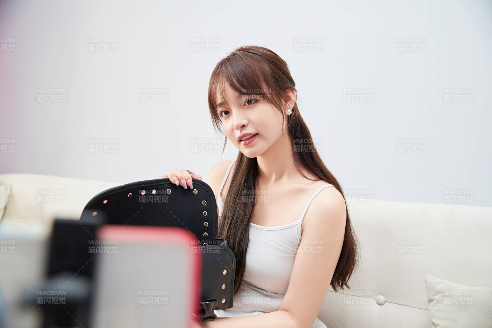 正在進行網絡直播帶貨的美女主播