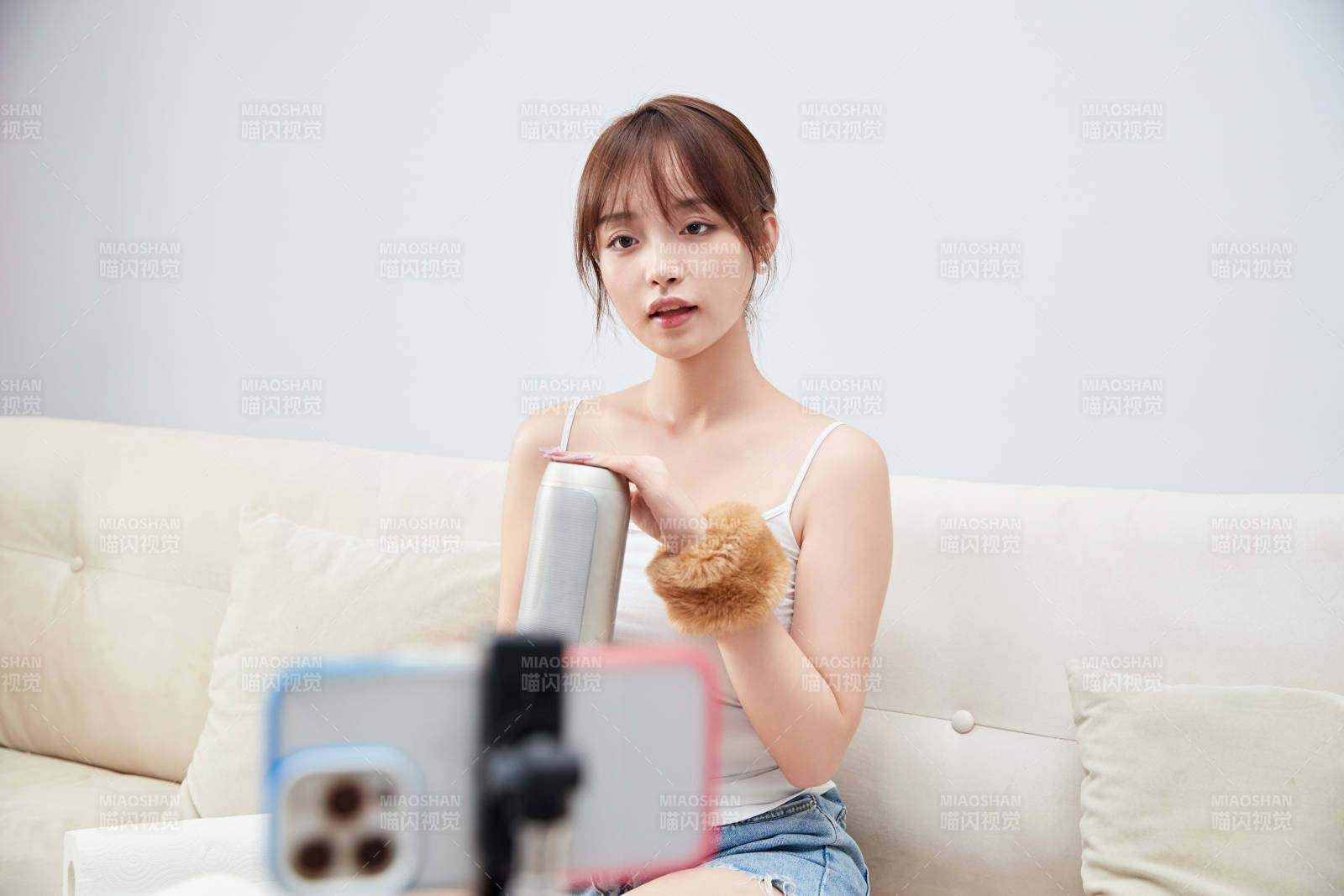 正在進行網絡直播帶貨的美女主播