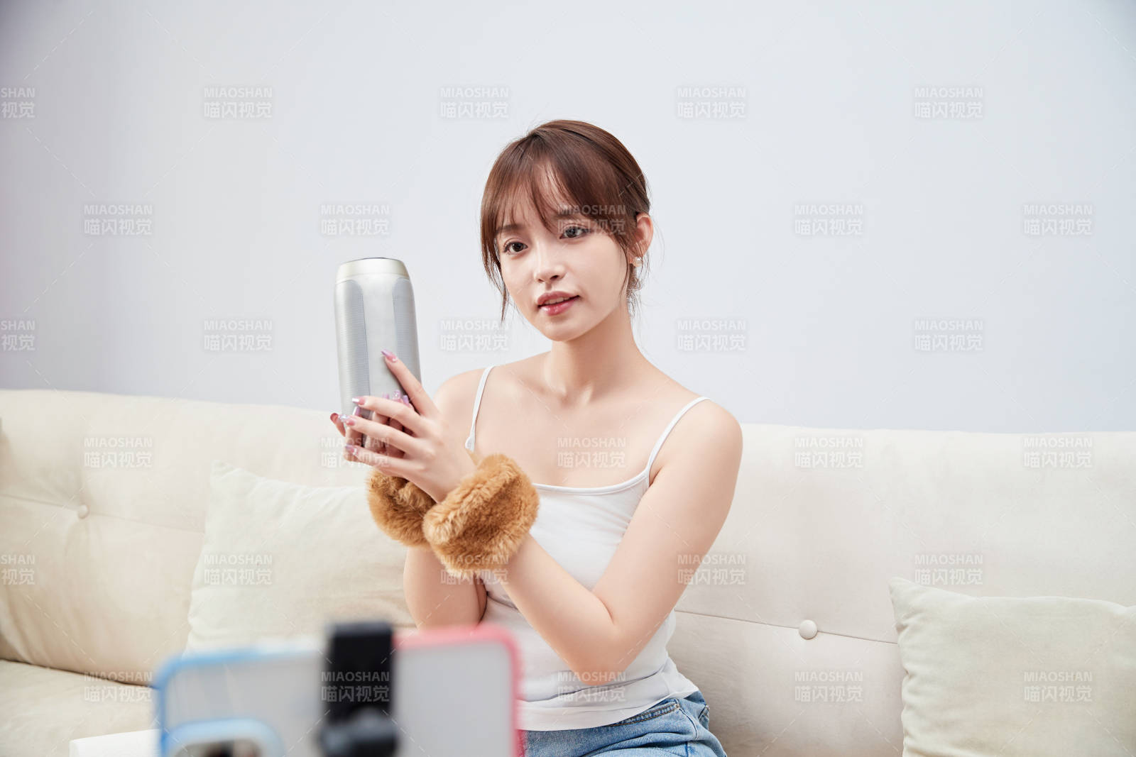 正在進(jìn)行網(wǎng)絡(luò)直播帶貨的美女主播