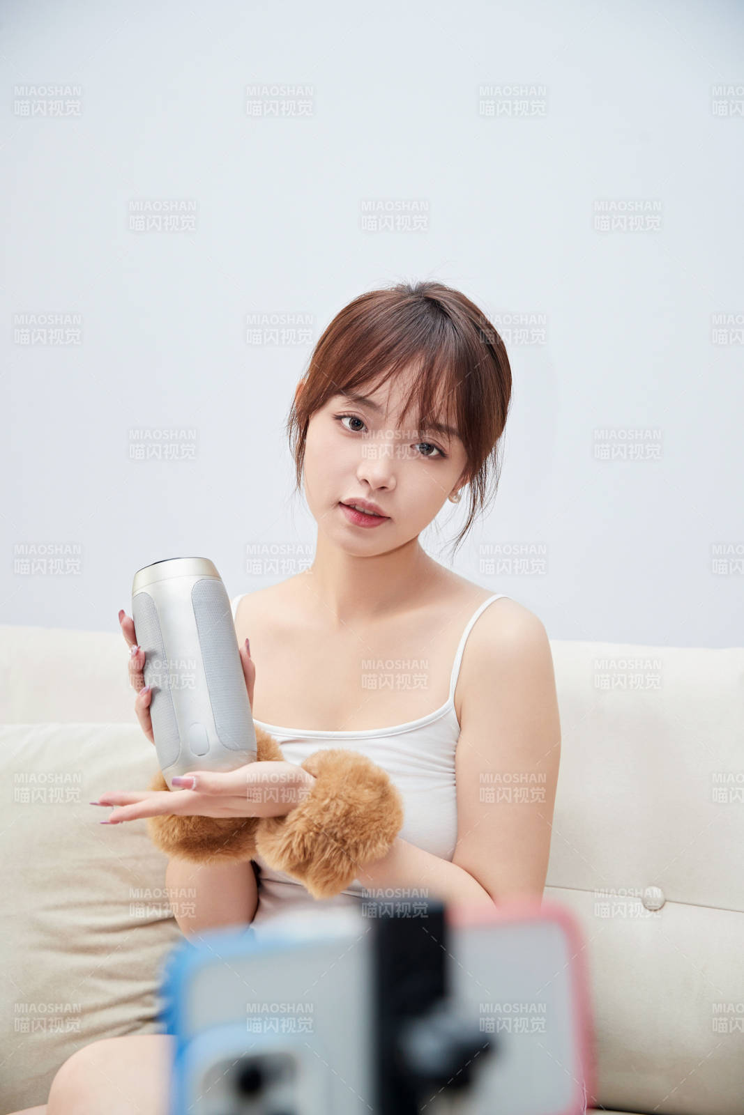 正在進行網(wǎng)絡(luò)直播帶貨的美女主播