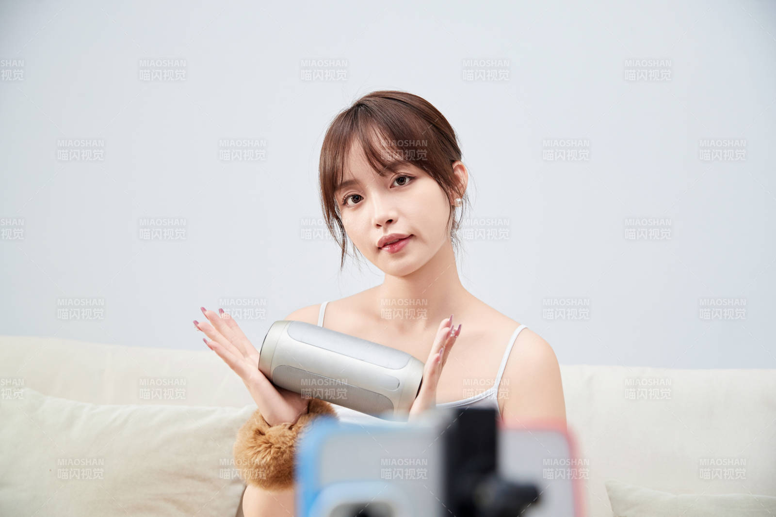 正在進行網絡直播帶貨的美女主播