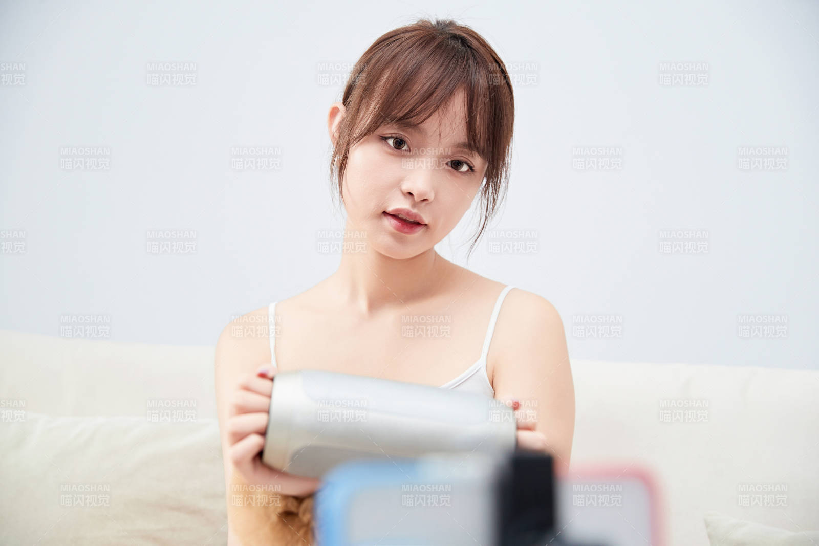 正在進行網絡直播帶貨的美女主播