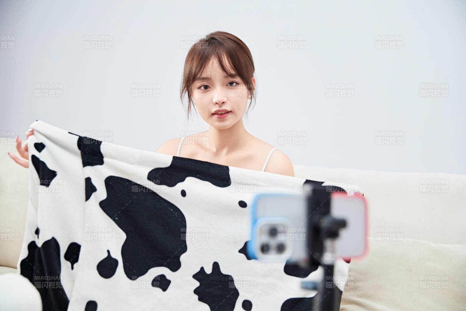 正在進行網絡直播帶貨的美女主播