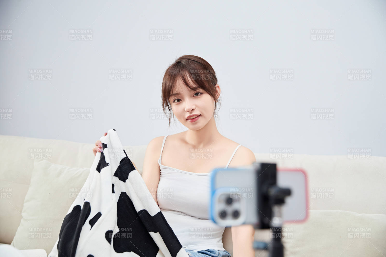 正在進行網絡直播帶貨的美女主播