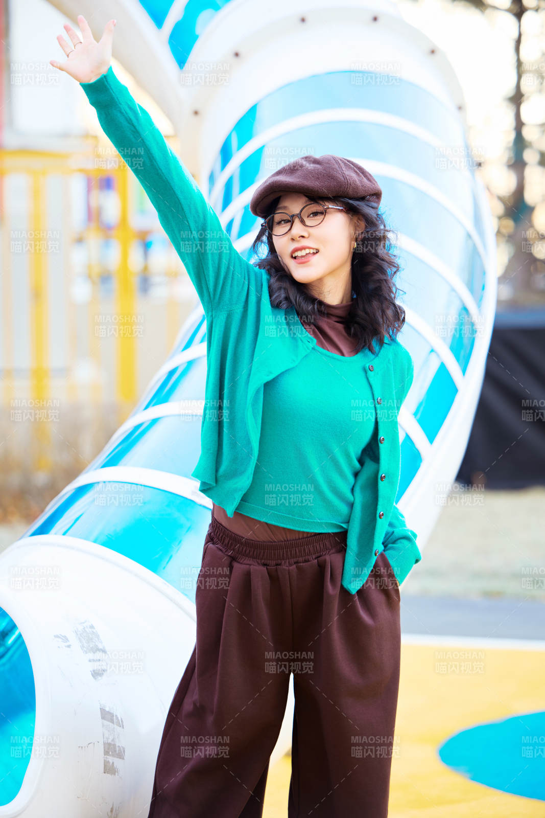 初冬季节在户外拍照的亚洲美女