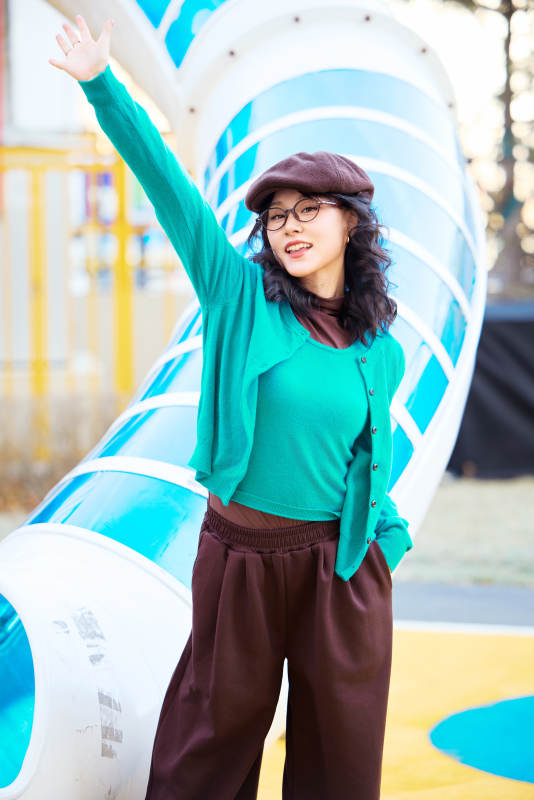 初冬季节在户外拍照的亚洲美女