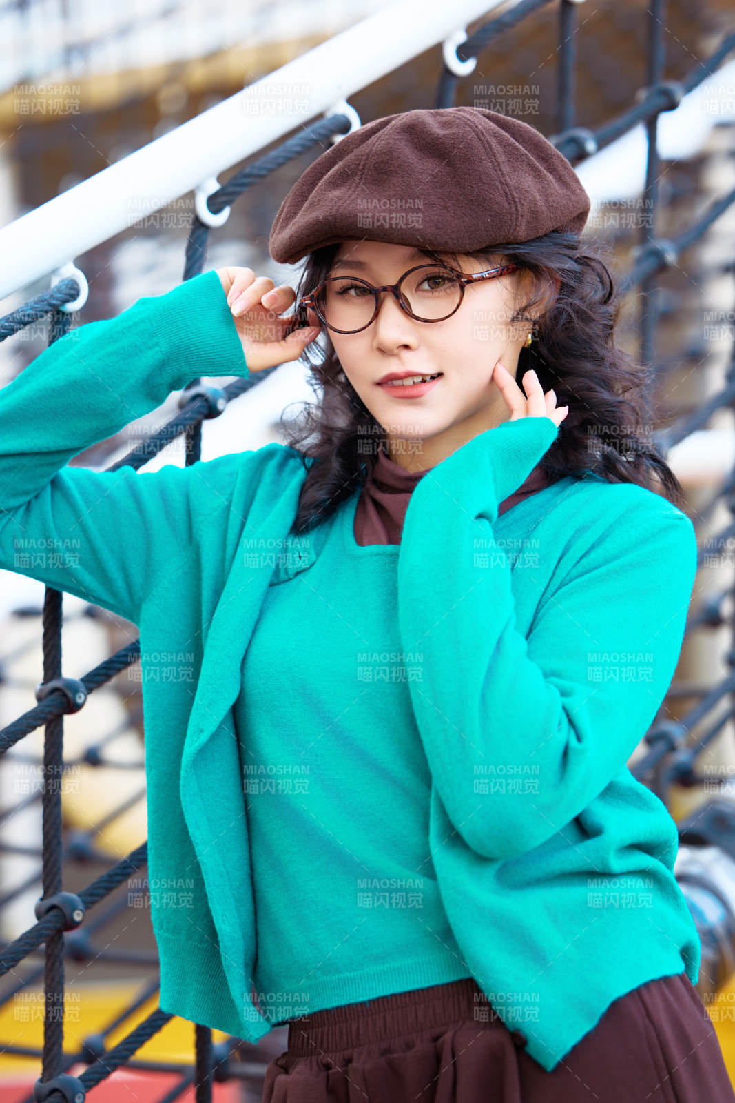 初冬季节在户外拍照的亚洲美女