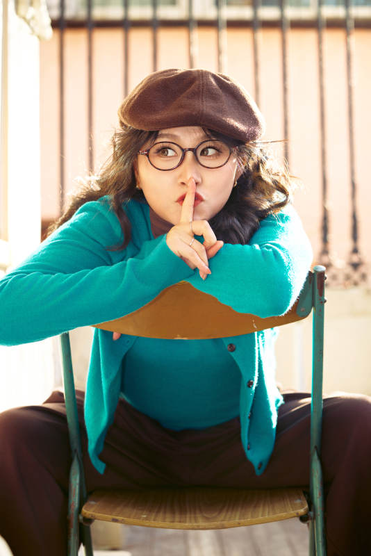 冬日午后在城市户外享受阳光的亚洲美女