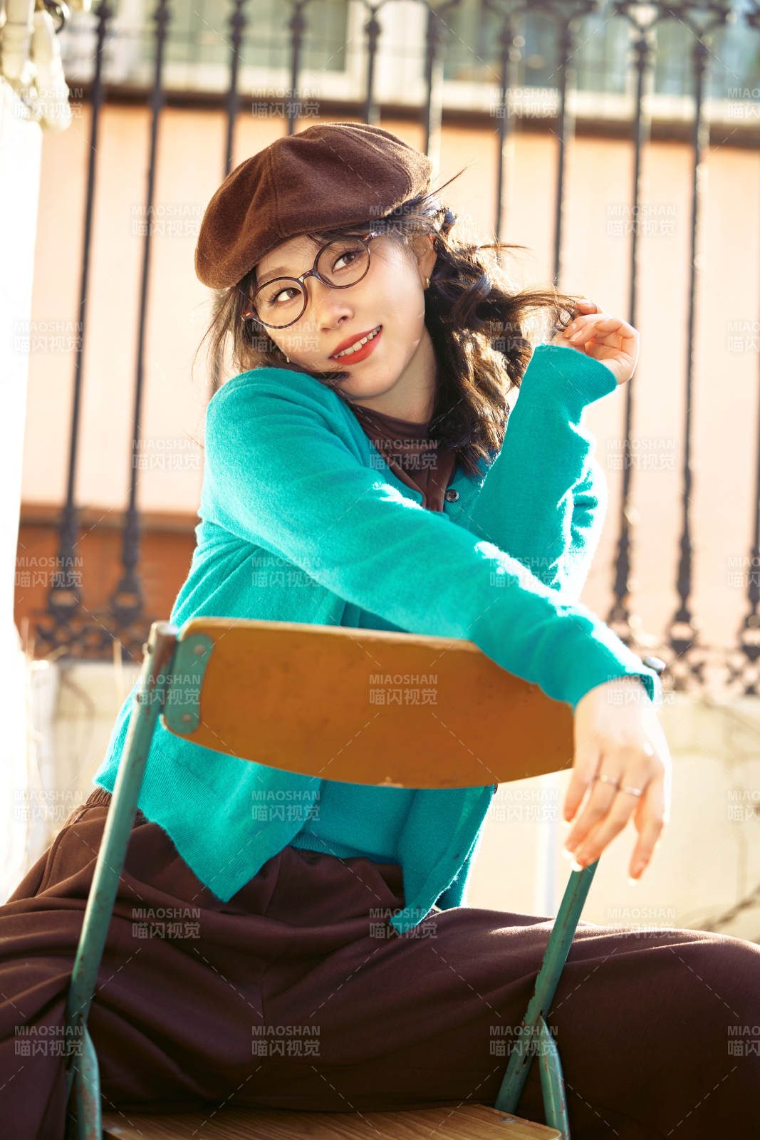 冬日午后在城市戶外享受陽光的亞洲美女