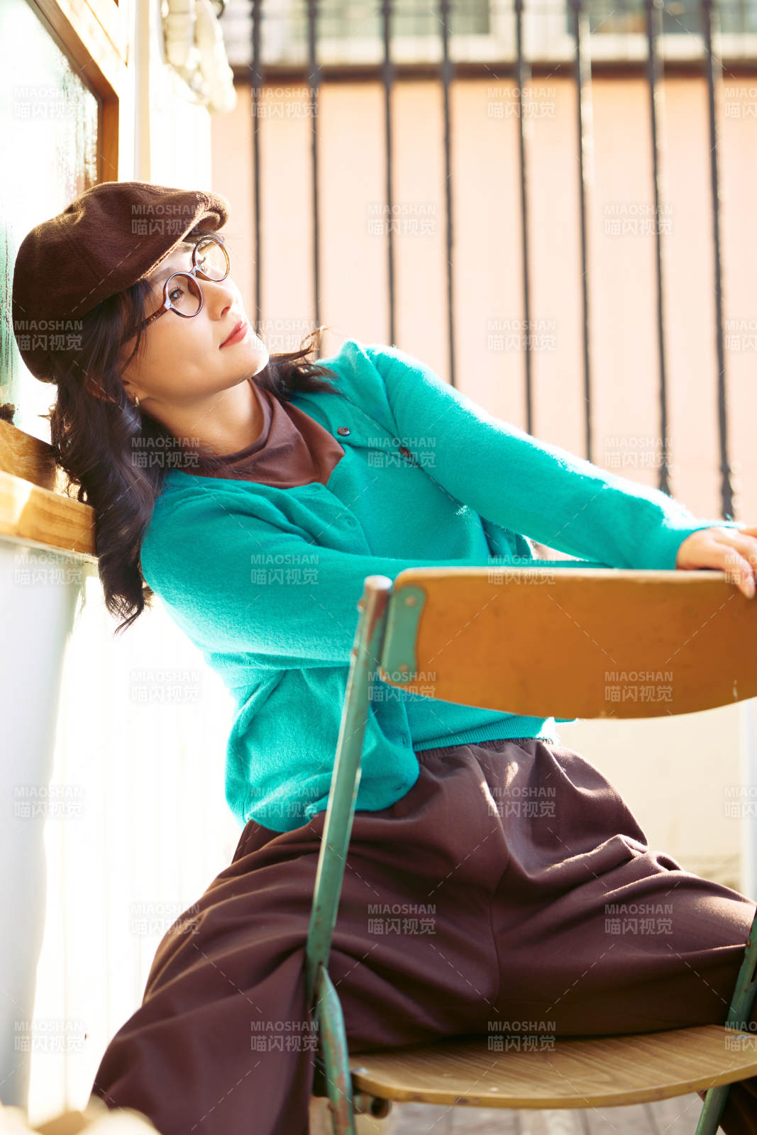 冬日午后在城市戶外享受陽光的亞洲美女