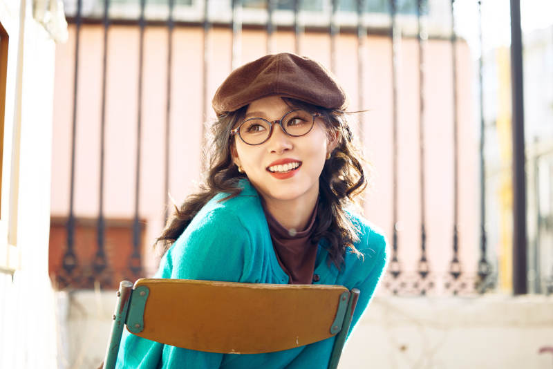 冬日午后在城市户外享受阳光的亚洲美女图片