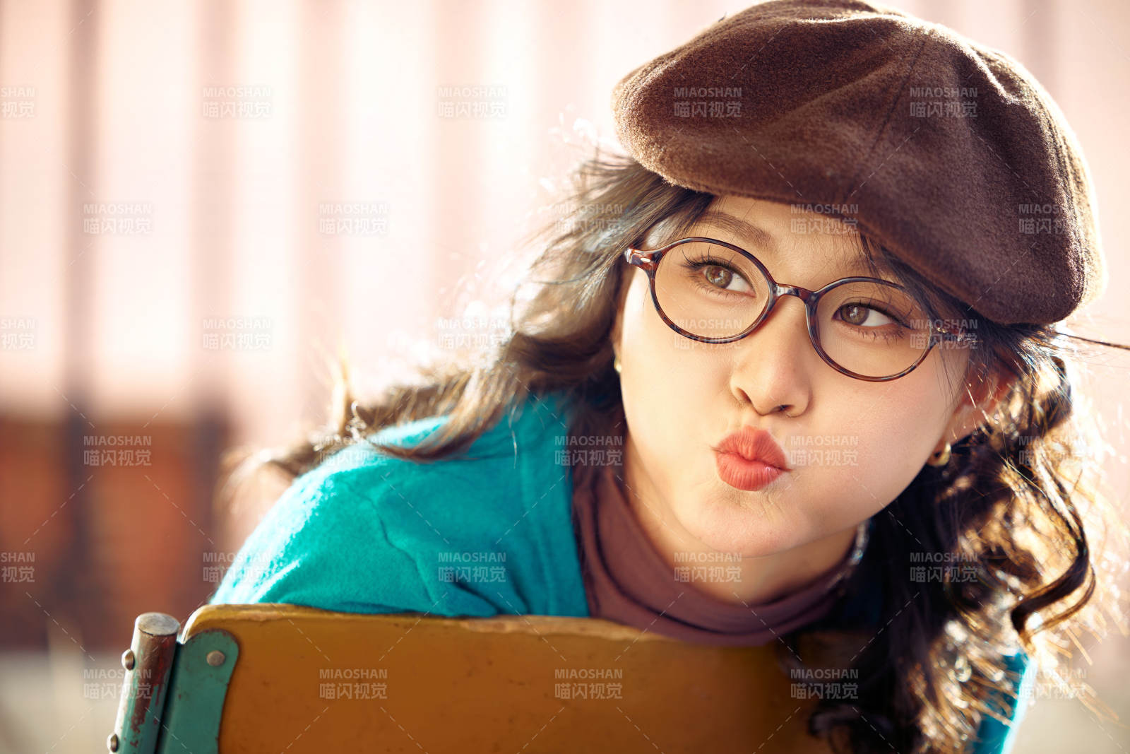 冬日午后在城市户外享受阳光的亚洲美女