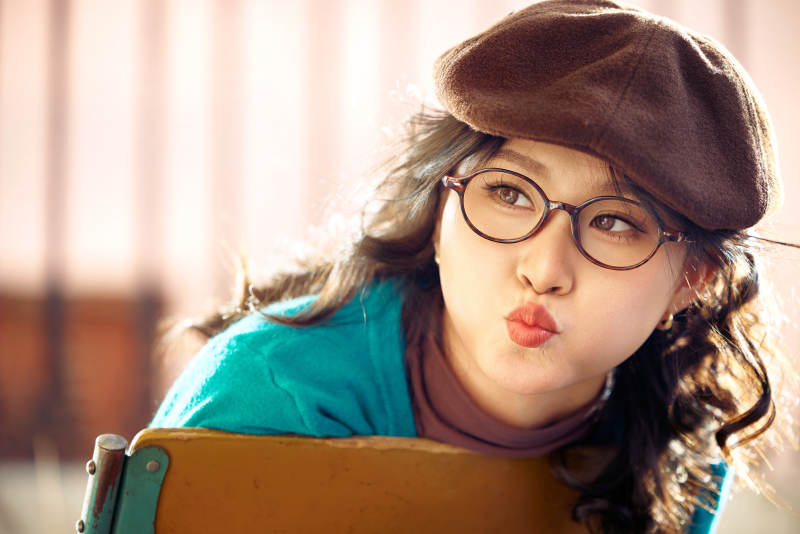 冬日午后在城市户外享受阳光的亚洲美女