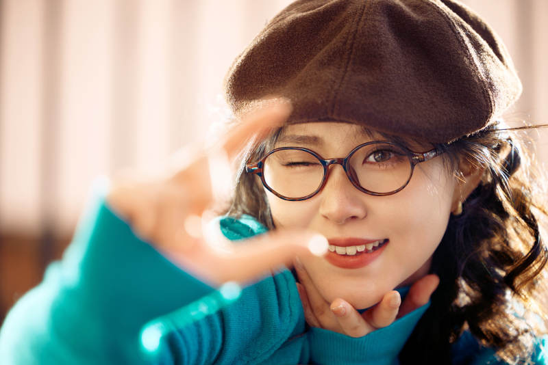 冬日午后在城市户外享受阳光的亚洲美女