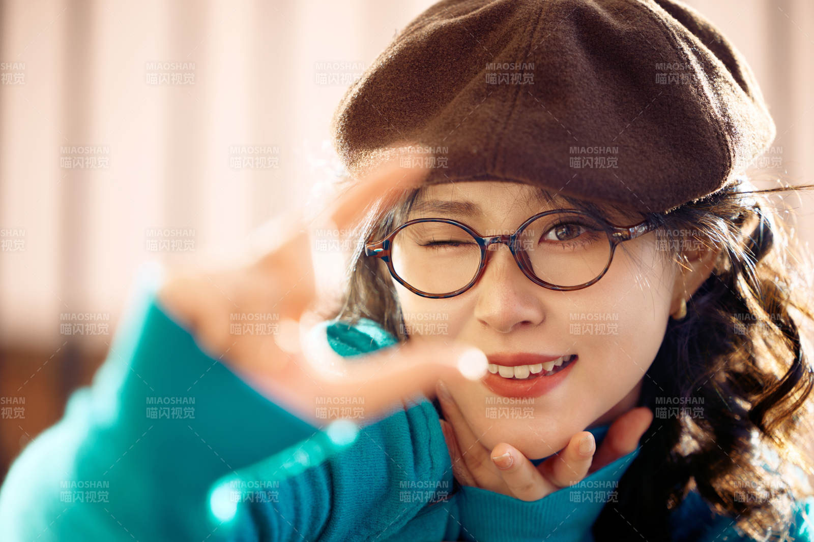 冬日午后在城市户外享受阳光的亚洲美女