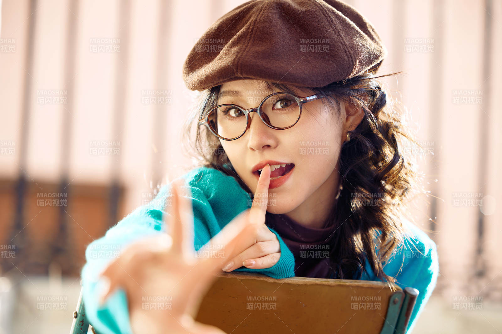 冬日午后在城市戶外享受陽光的亞洲美女