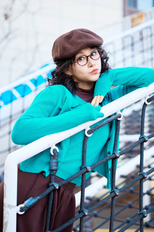 初冬季节在户外拍照的亚洲美女