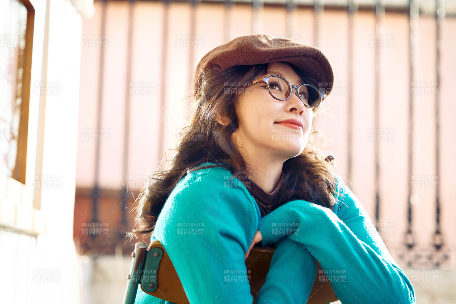 冬日午后在城市户外享受阳光的亚洲美女