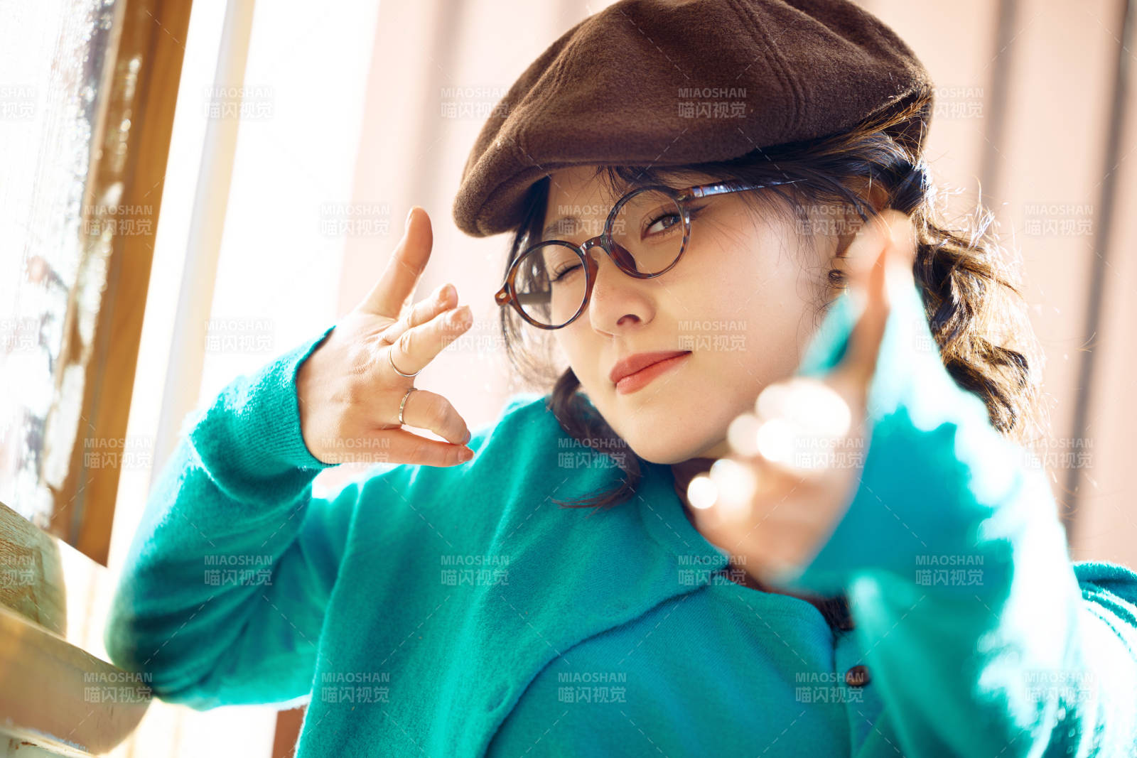 冬日午后在城市户外享受阳光的亚洲美女