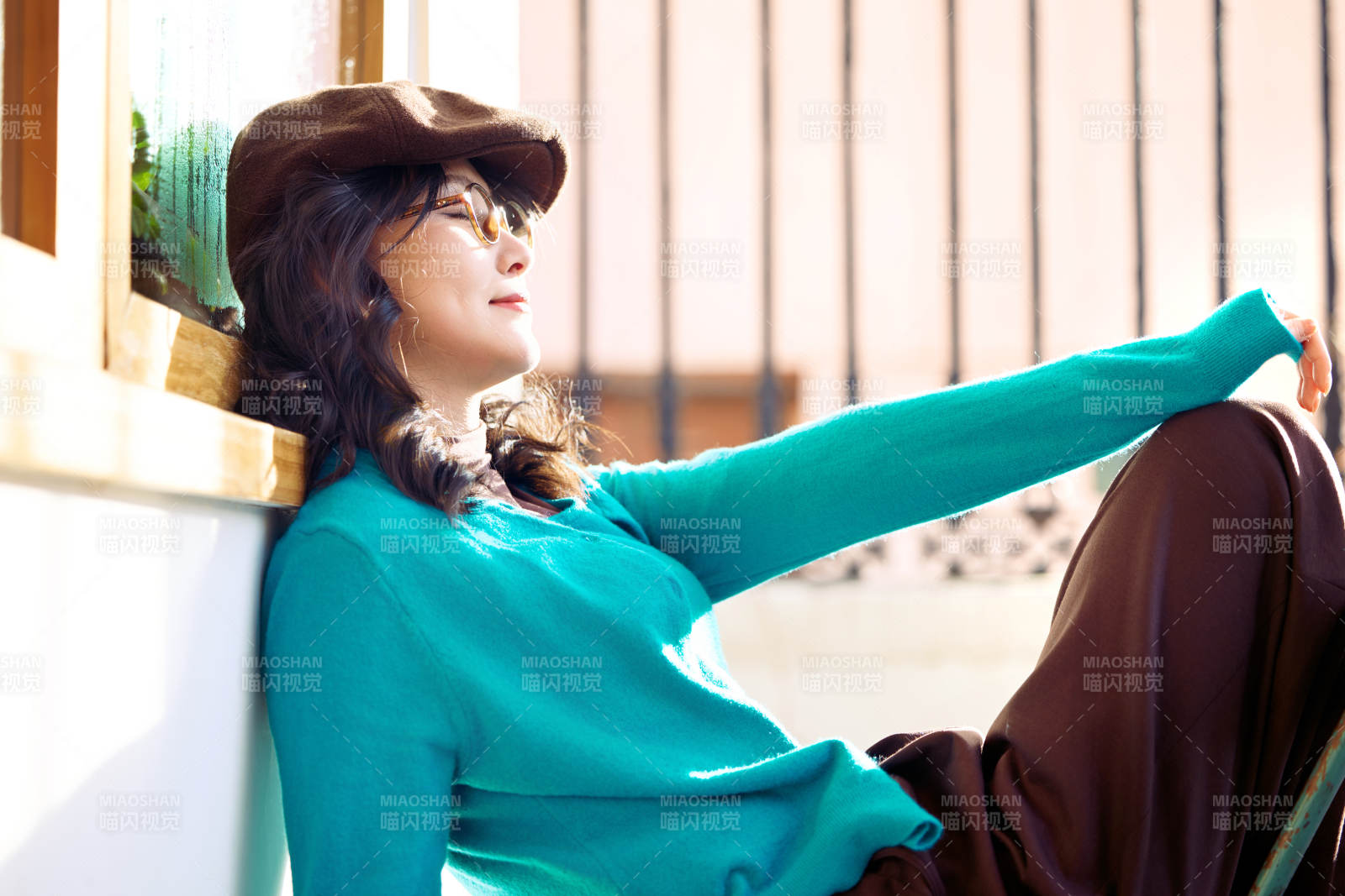 冬日午后在城市户外享受阳光的亚洲美女