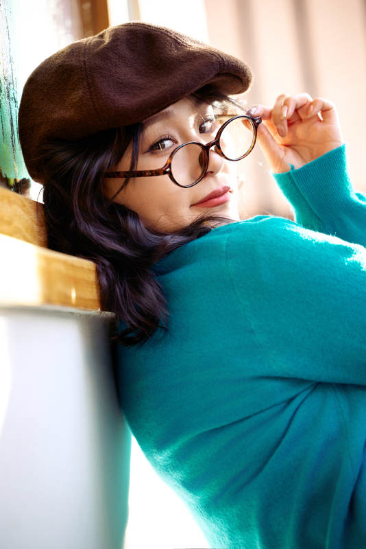 冬日午后在城市户外享受阳光的亚洲美女