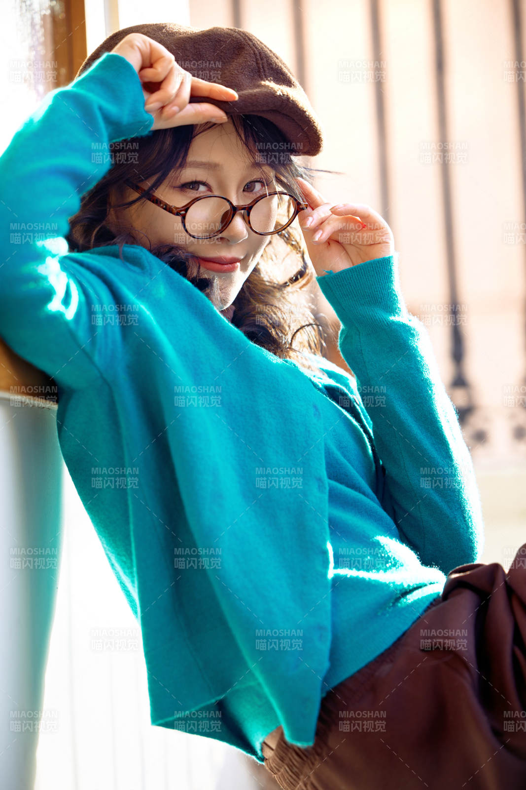 冬日午后在城市戶外享受陽光的亞洲美女