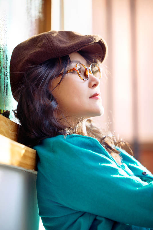 冬日午后在城市户外享受阳光的亚洲美女