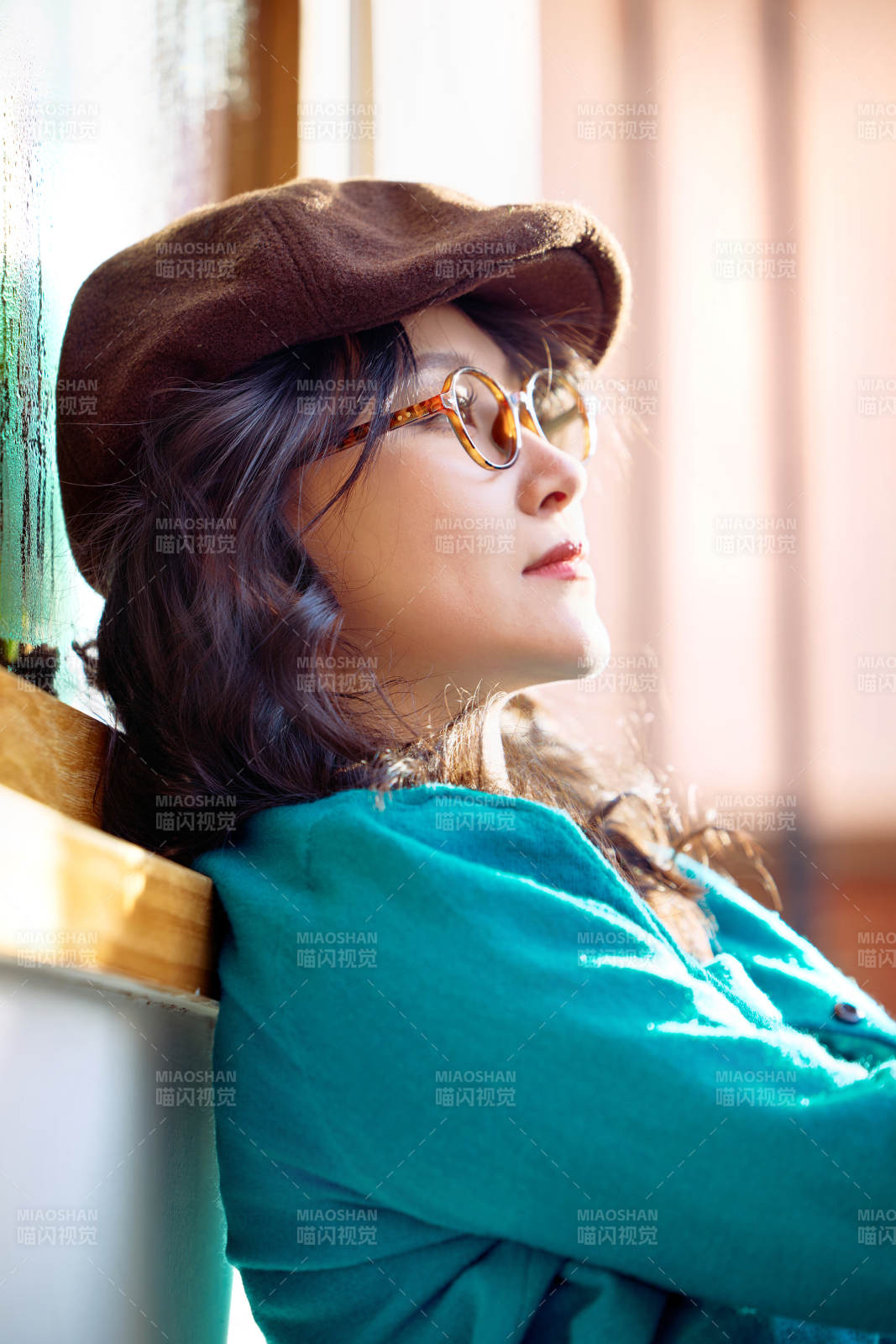 冬日午后在城市户外享受阳光的亚洲美女