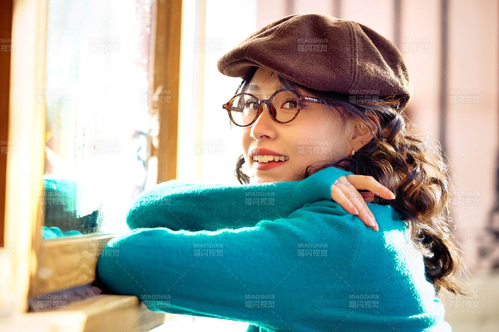 冬日午后在城市户外享受阳光的亚洲美女图片