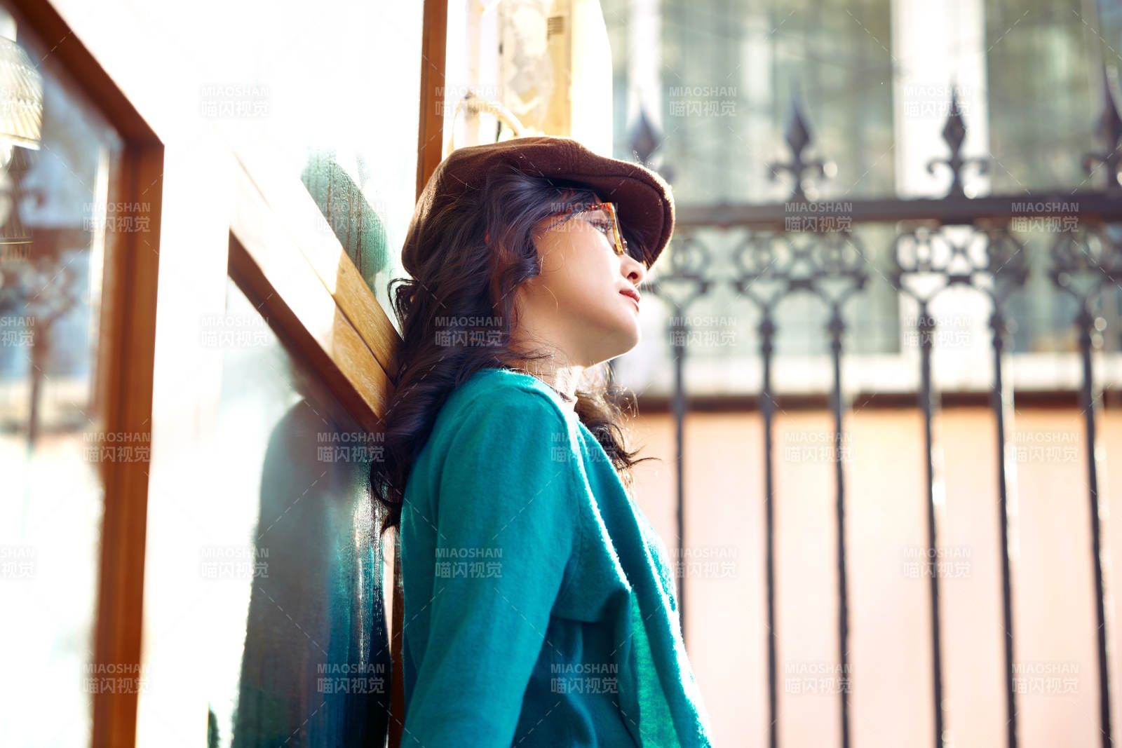 冬日午后在城市户外享受阳光的亚洲美女