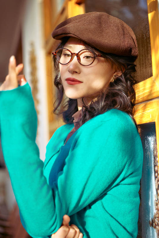 冬日午后在城市户外享受阳光的亚洲美女