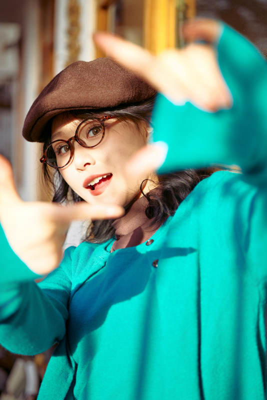 冬日午后在城市户外享受阳光的亚洲美女