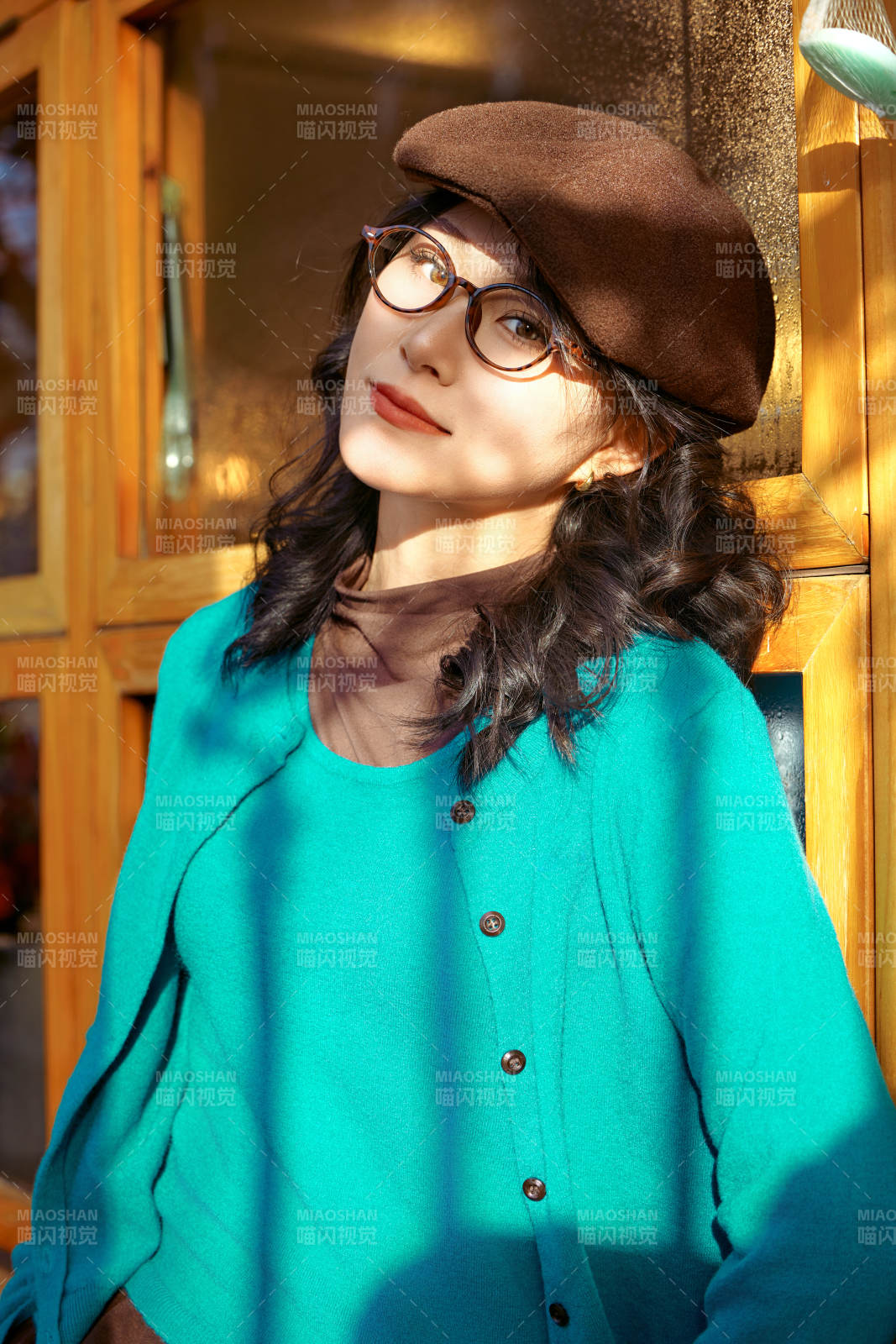 冬日午后在城市户外享受阳光的亚洲美女图片