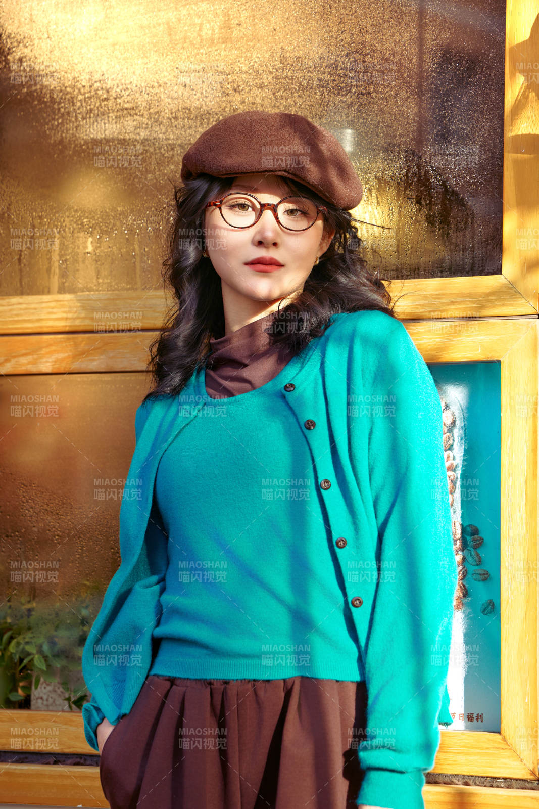 冬日午后在城市户外享受阳光的亚洲美女