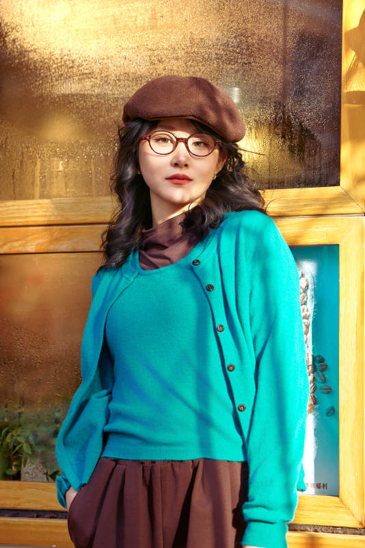 冬日午后在城市户外享受阳光的亚洲美女