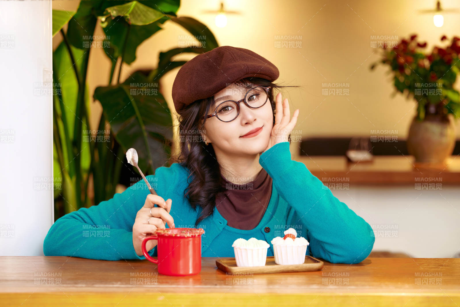 冬日午后坐在咖啡店吃蛋糕喝咖啡的亞洲美女