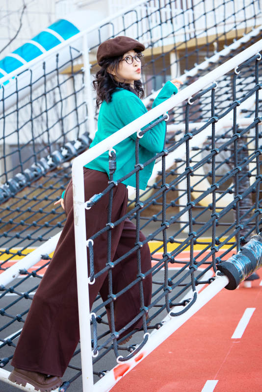 初冬季节在户外拍照的亚洲美女