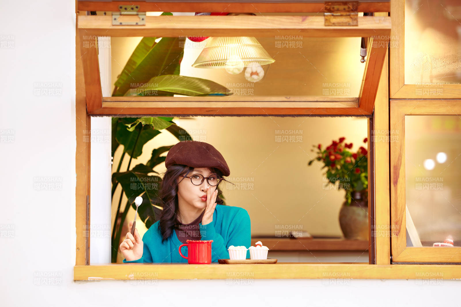 冬日午后坐在咖啡店吃蛋糕喝咖啡的亞洲美女