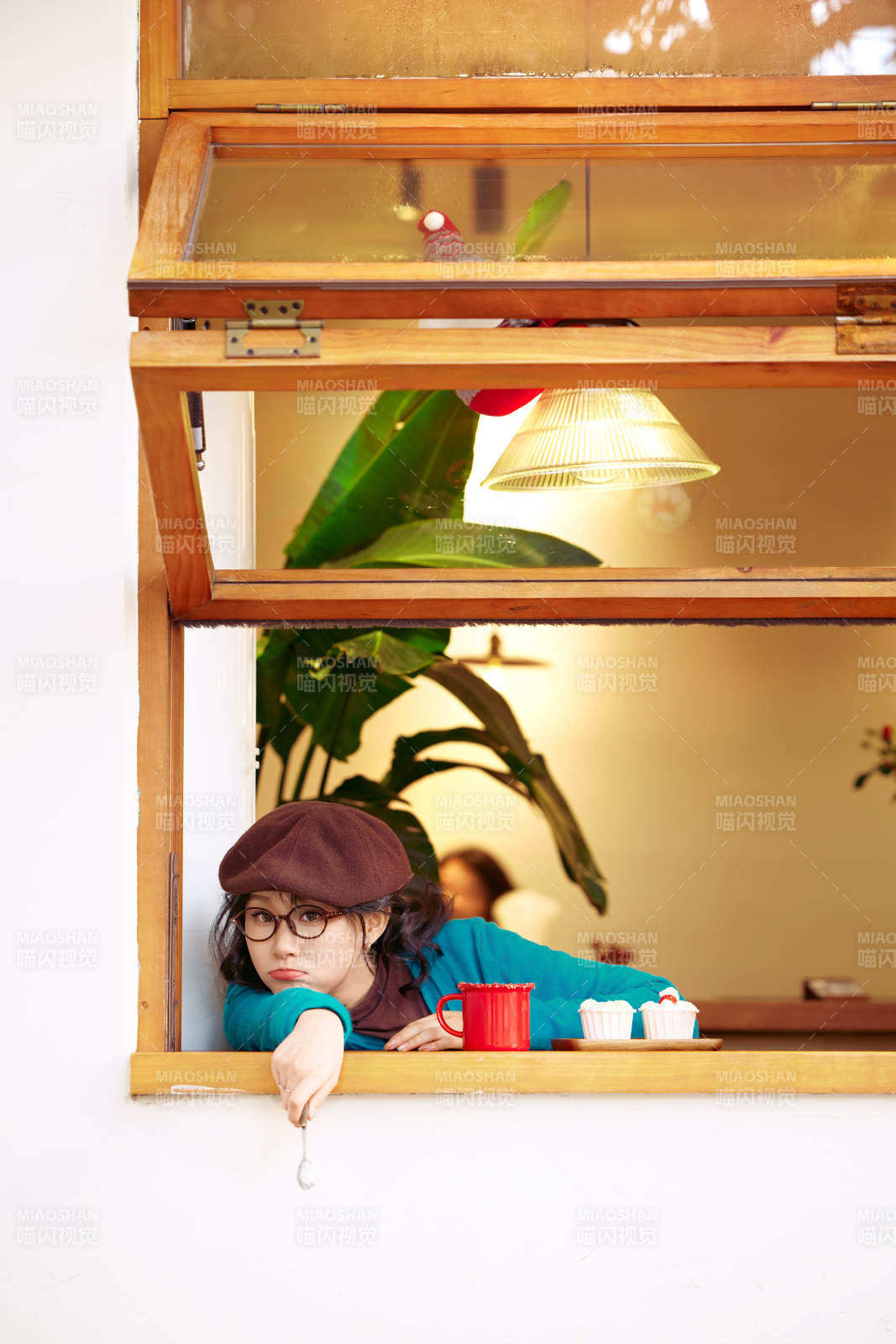 冬日午后坐在咖啡店吃蛋糕喝咖啡的亚洲美女