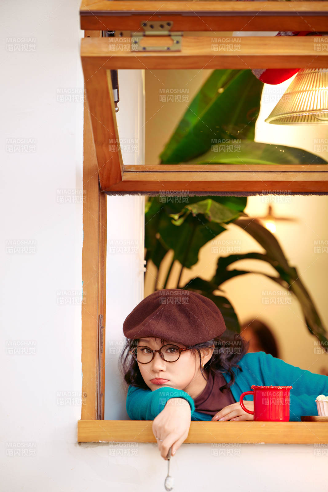 冬日午后坐在咖啡店吃蛋糕喝咖啡的亚洲美女