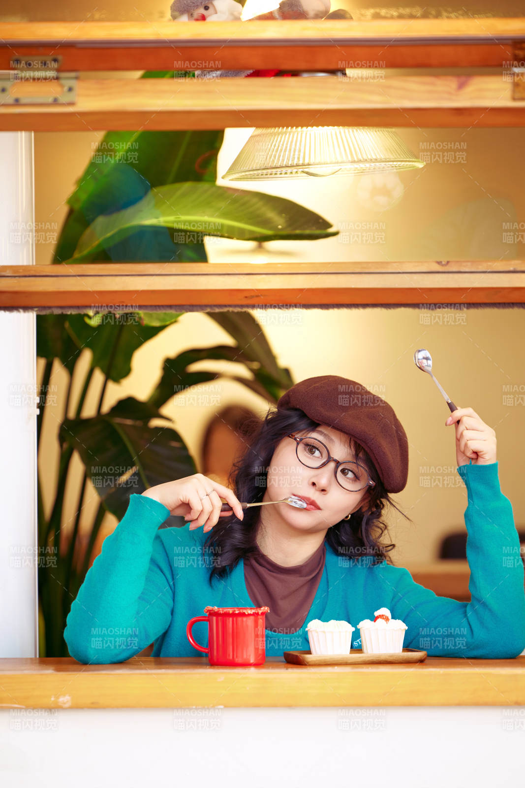 冬日午后坐在咖啡店吃蛋糕喝咖啡的亞洲美女