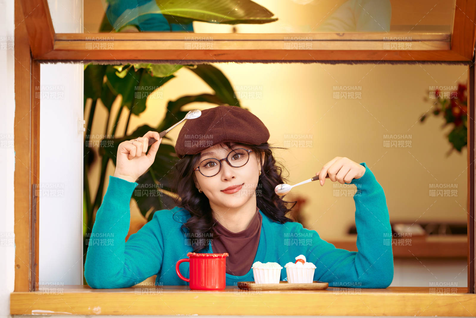 冬日午后坐在咖啡店吃蛋糕喝咖啡的亚洲美女