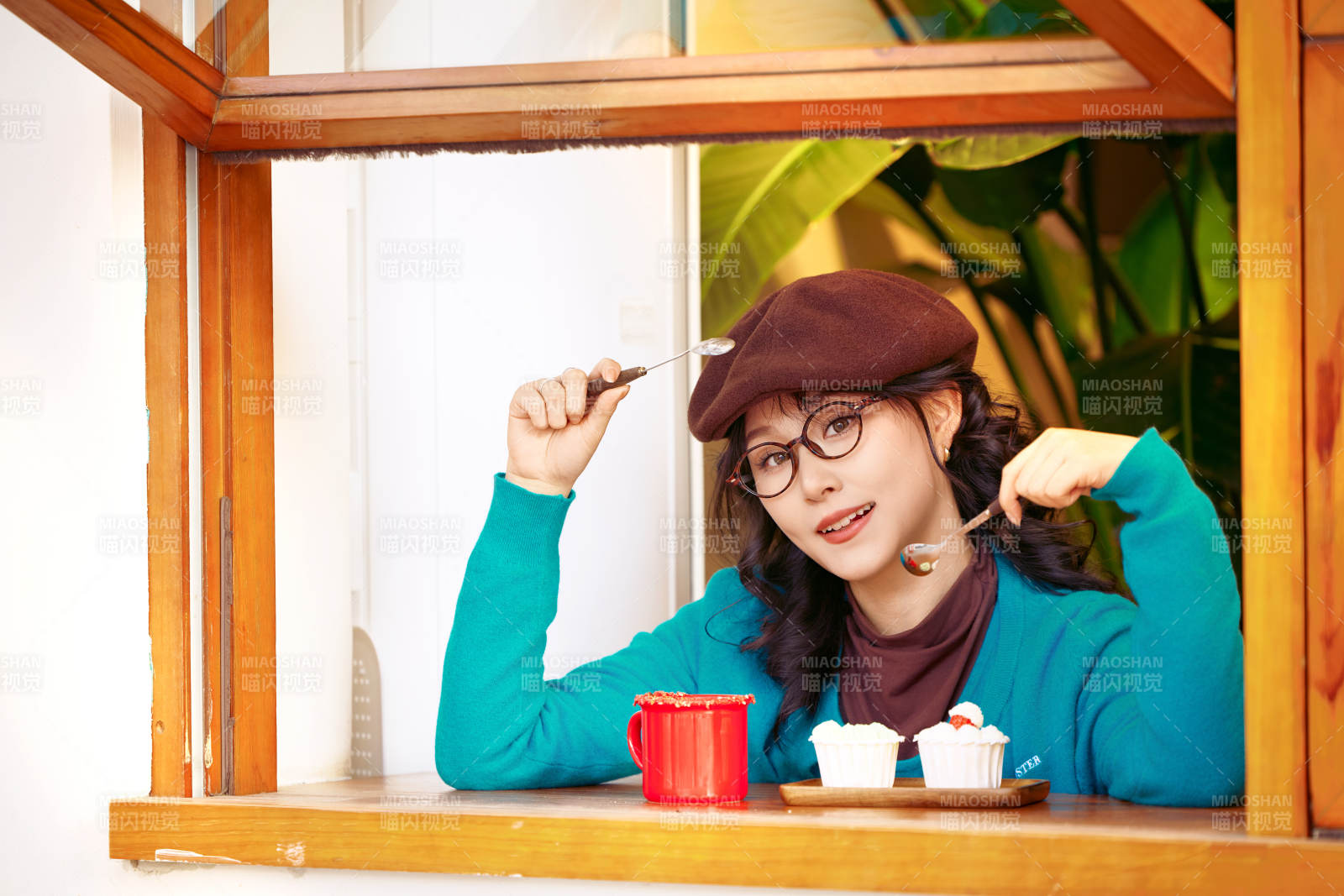 冬日午后坐在咖啡店吃蛋糕喝咖啡的亞洲美女