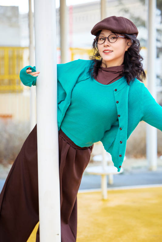 初冬季节在户外拍照的亚洲美女